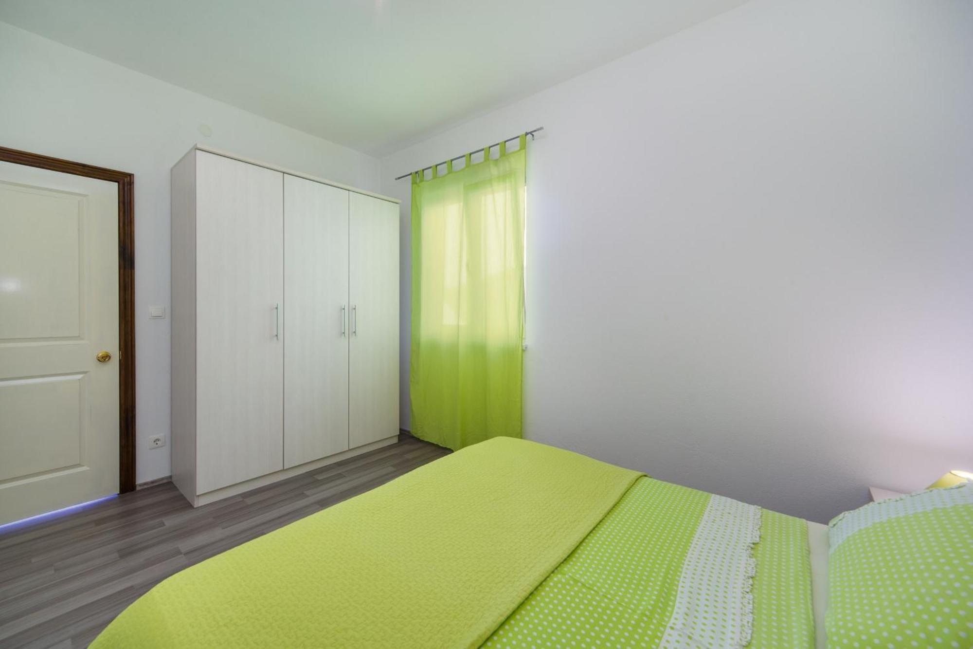 Apartments By The Sea Brist, Makarska - 11078 Номер фото